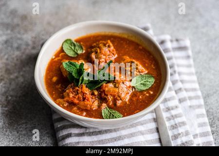 Polpette piccanti in salsa di pomodoro servite nel recipiente Foto Stock