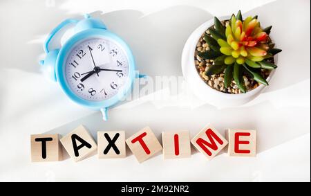 Tempo FISCALE parola con orologio e cactus su sfondo bianco Foto Stock