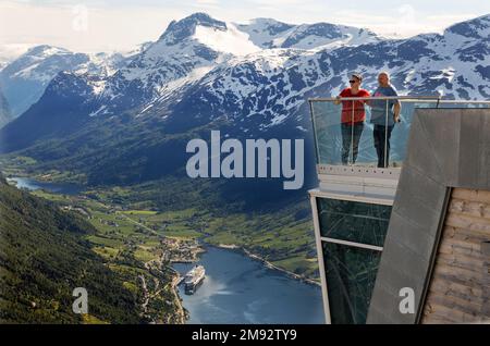 Le maestose vedute sui fiordi e su Olden dalla cima dello Skylift Loen con la nave da crociera P&o IONA in lontananza Foto Stock