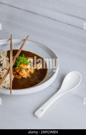 Riso al curry giapponese con gamberetti Foto Stock