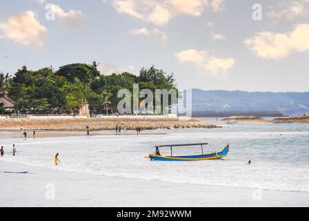 Bali, Indonesia - circa 2017 Febbraio: Un jukung, una tradizionale barca da pesca balinese in Kuta Beach situata a Kuta, Bali, Indonesia Foto Stock