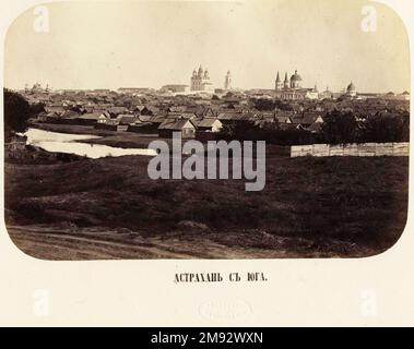 Astrakhan da sud. Da sinistra a destra, la moschea persiana, la cattedrale dell'Assunzione, il campanile (in caduta), la cattedrale armena di Pietro e Paolo, a destra (grande) la cupola della chiesa invernale di Gregorio l'Illuminatore, che si trovava nel cortile della chiesa principale di Pietro e Paolo. Due case identiche sul bordo destro della foto sono il composto persiano, che è sopravvissuto fino ad oggi (Sovetskaya St. / Volodarsky St. / Chernyshevsky St.) ca. prima del 1867 Foto Stock