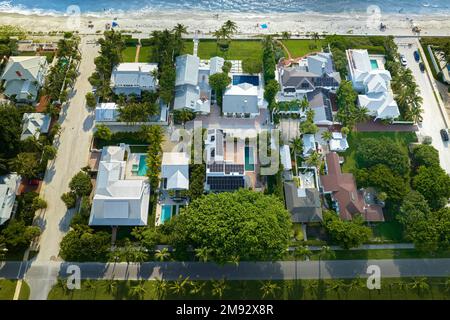 Vista dall'alto di grandi case residenziali in un club di golf chiuso nel sud della Florida. Case di sogno americane come esempio di sviluppo del bene immobile dentro Foto Stock