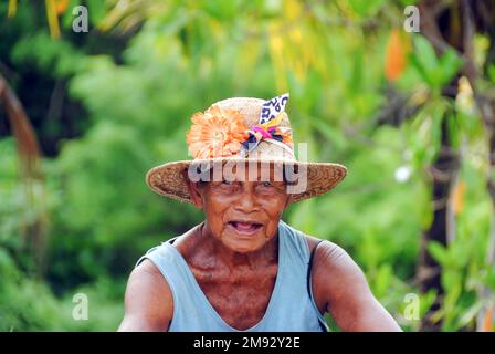 Bali, Indonesia - circa febbraio 2017: Ritratto di una vecchia donna balinese che guarda la macchina fotografica Foto Stock