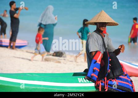 Bali, Indonesia - circa febbraio 2017: Uomo balinese noleggio kayak sulla spiaggia Foto Stock