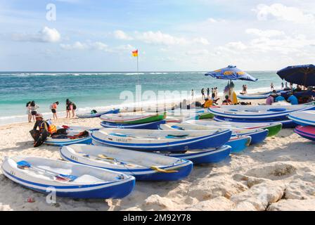 Bali, Indonesia - circa 2017 febbraio: Kayak sulla sabbia a Pantai Pandawa Beach Foto Stock