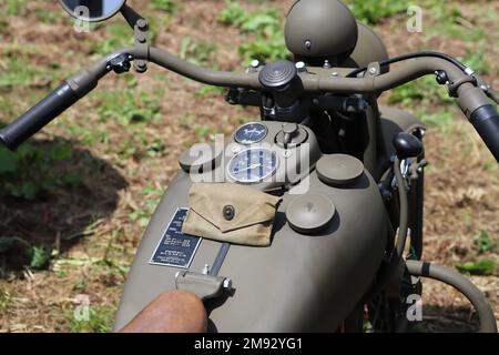 Una motocicletta storica dell'esercito degli Stati Uniti della seconda guerra mondiale indiana è parcheggiata fuori da un prato Foto Stock