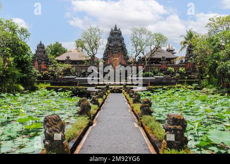 Tempio pura Taman Saraswati a Ubud, Bali, Indonesia Foto Stock