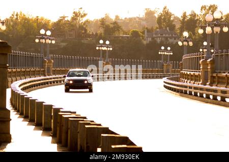 Lo storico Colorado Street Bridge si estende sull'Arroyo Seco a Pasadena, California, ed è iscritto nel Registro Nazionale dei luoghi storici. Foto Stock