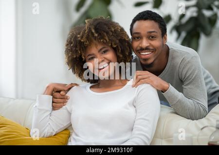 Ritratto di coppia nera d'amore che si lega a casa Foto Stock