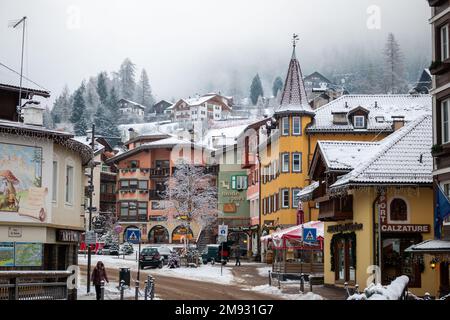 Moena, Dolomiti, Italia, gennaio 16th 2023. Strade nevose del villaggio ancora decorate per le vacanze di Natale in anticipo nella mattina Moody. Foto Stock