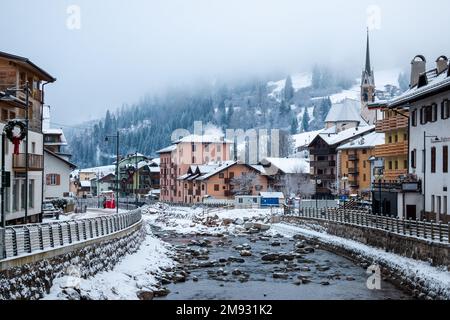 Moena, Dolomiti, Italia, gennaio 16th 2023. Neve fresca del mattino sui tetti e le strade del villaggio. Foto Stock