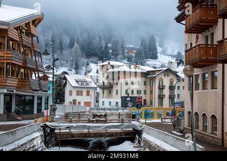 Moena, Dolomiti, Italia, gennaio 16th 2023. Neve fresca nel villaggio in una mattinata nebbiosa. Foto Stock