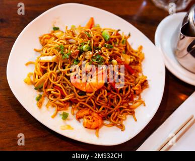 Spaghetti di gamberi con salsa teriyaki Foto Stock