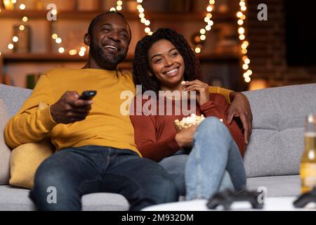 Ritratto di famiglia afro-americana godendo vacanze invernali a casa Foto Stock