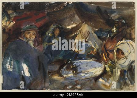 Zingari arabi in una tenda John Singer Sargent (americano, nato in Italia, 1856-1925). Zingari arabi in una tenda, 1905-1906. Acquerello opaco e traslucido con fondo in grafite, 12 x 18 poll. (30,5 x 45,7 cm). Durante i suoi soggetti beduini, Sargent si basava principalmente sul potere espressivo delle figure rotonde (donne in blu tobs e uomini in bianco) animate da una luce forte e frusciante. Usò costantemente le tende nere come un'ampia cornice compositiva, sia per esercitare il controllo sulla luce del deserto che per creare gli spazi pittorici poco profondi che preferiva. Qui Sargent impiegò anche un altro expl Foto Stock