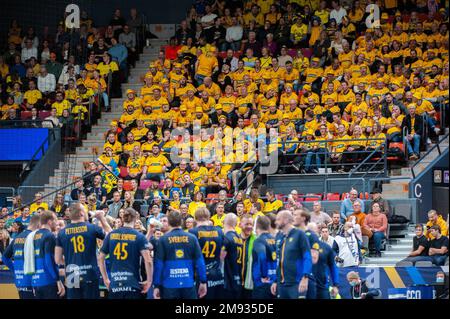 Goteborg, Svezia. 16th gennaio 2023. Tifosi svedesi durante la partita del campionato mondiale di pallamano IHF del 2023 tra Uruguay e Svezia il 16th gennaio 2023 a Gothenburg. Credit: Oskar Olteus / Alamy Live News Foto Stock