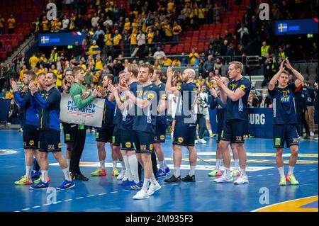 Goteborg, Svezia. 16th gennaio 2023. I giocatori svedesi festeggiano la loro vittoria con i fan dopo la partita del Campionato Mondiale di Handball maschile IHF del 2023 tra Uruguay e Svezia, il 16th gennaio 2023 a Gothenburg. Credit: Oskar Olteus / Alamy Live News Foto Stock