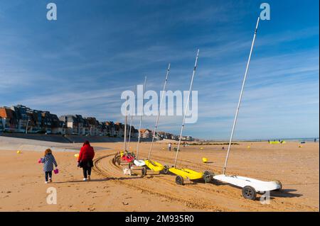 Francia, Calvados (14), Cabourg, yacht di sabbia sulla spiaggia Foto Stock