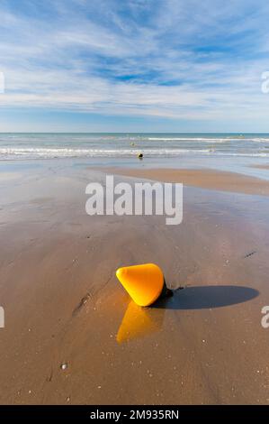 Francia, Calvados (14), Houlgate, spiaggia con bassa marea con limite di nuoto segnato da boe gialle Foto Stock