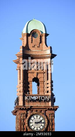 La torre dell'orologio del Kimpton Clocktower Hotel, un hotel a 4 stelle su Oxford St, Manchester M60 7HA, contro un cielo blu Foto Stock