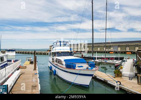 SAN FRANCISCO, USA - Aprile 2016: La marina della città di San Francisco, vista dal molo. Camminando lungo l'argine della città. California, Stati Uniti. Foto Stock