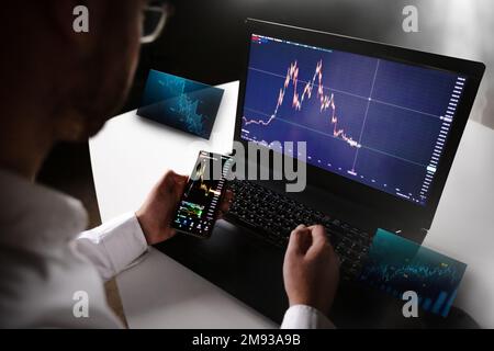 Controllare la tabella dei prezzi sullo scambio digitale. Agente di lavoro dell'agenzia commerciale di Forex che esamina la crescita dei profitti. Un'altra crisi sta arrivando e i prezzi in classifica stanno scendendo. grafico della borsa finanziaria, crittografia, analisi dei dati blockchain. uomo d'affari che lavora al rapporto finanziario. BINAR. broker. . Foto di alta qualità Foto Stock