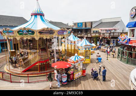 SAN FRANCISCO, USA - Aprile 2016: Carosello a due piani sul Molo 39 a San Francisco in Fisherman's Wharf, USA. Foto Stock