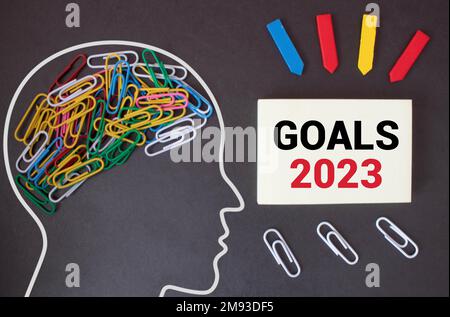 2023 gol messaggio su carta rosa con sveglia e penna. Pianificare obiettivi personali o aziendali per l'anno 2023 Foto Stock