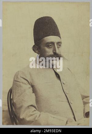 Studio Ritratto di Mozaffar al-DIN Shah in abbigliamento informale, una delle 274 fotografie d'epoca , 1875-1925. Fotografia in argento albume, 9 3/16 x 6 1/2 pollici (23,3 x 16,5 cm). Questo ritratto informale di Muzaffar al-DIN Shah (r. 1896–1907) è stato attribuito a ‘Abdallah Qajar, che servì come fotografo di corte a Nasir al-DIN Shah. In seguito ha diretto il dipartimento di fotografia al Dar al-funun, un'istituzione europea di insegnamento superiore dove gli artisti hanno imparato a produrre ritratti in vari media e tradizioni. ‘Abdallah Qajar possedeva anche uno studio commerciale accanto al Dar al-funun, whic Foto Stock