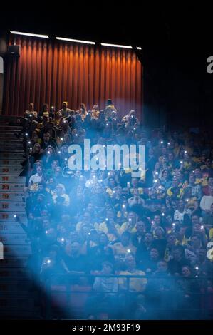 Goteborg, Svezia. 16th gennaio 2023. Tifosi svedesi durante l'introduzione prima della partita del campionato mondiale di pallamano IHF del 2023 tra l'Uruguay e la Svezia il 16th gennaio 2023 a Gothenburg. Credit: Oskar Olteus / Alamy Live News Foto Stock