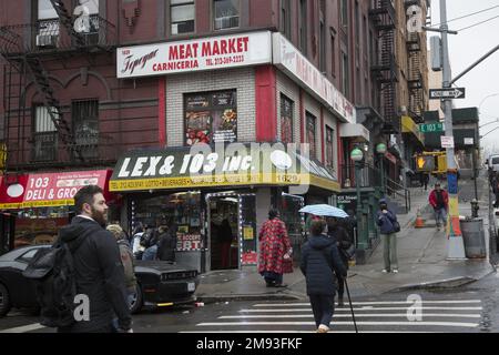 Si affaccia a sud sulla 103 Street e Lexington Avenue, che ha una delle rare colline ripide di Manhattan. Foto Stock