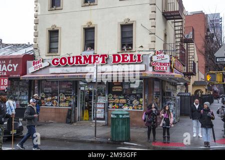 L'angolo di 116th Street e Third Avenue in spagnolo Harlem, un quartiere residenziale a Manhattan. Foto Stock