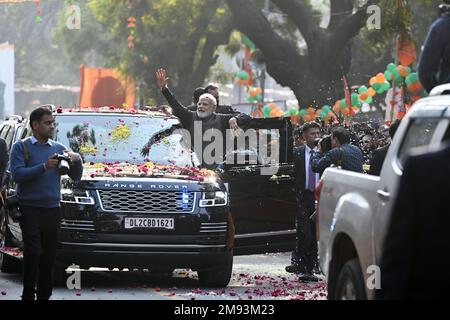 Nuova Delhi, India. 16th Jan, 2023. NEW DELHI, INDIA - GENNAIO 16: Il primo Ministro Narendra modi durante un roadshow in vista del BJP nazionale esecutivo si incontrano il 16 gennaio 2023 a Nuova Delhi, India. (Foto di Sanjeev Verma/Hindustan Times/Sipa USA) Credit: Sipa USA/Alamy Live News Foto Stock