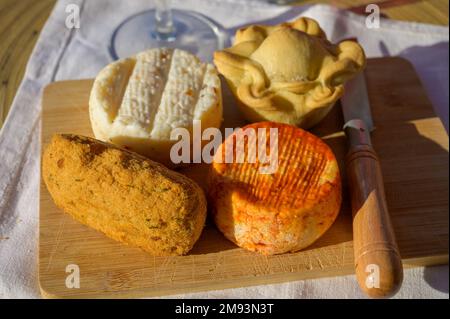 Cibo portoghese, crocchette di pesce fresco pastais de bacalhau, torta di pollo, varietà di capra, pecora, formaggi di mucca a base di paprika, erbe aromatiche, prodotti in Portogallo Foto Stock