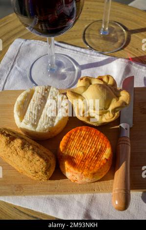 Cibo portoghese, crocchette di pesce fresco pastais de bacalhau, torta di pollo, varietà di capra, pecora, formaggi di mucca a base di paprika, erbe aromatiche, prodotti in Portogallo Foto Stock