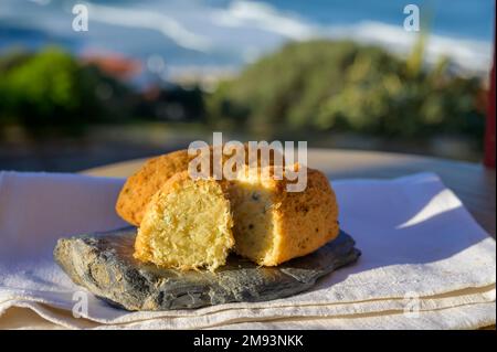 Coccodrillo pastais de bacalhau, spuntini tradizionali portoghesi serviti all'aperto con vista sull'oceano Atlantico blu vicino a Sintra nella zona di Lisbona, P Foto Stock