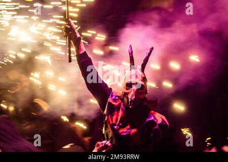 Ferreries, Spagna. 16th Jan, 2023. Un membro di 'Myotragus de Ferreries' mette in scena i suoi fuochi d'artificio tra una folla di spettatori alla vigilia di Sant'Antonio. Credit: Matthias Oesterle/Alamy Live News Foto Stock