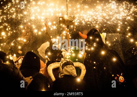 Ferreries, Spagna. 16th Jan, 2023. Un membro di 'Myotragus de Ferreries' mette in scena i suoi fuochi d'artificio tra una folla di spettatori alla vigilia di Sant'Antonio. Credit: Matthias Oesterle/Alamy Live News Foto Stock