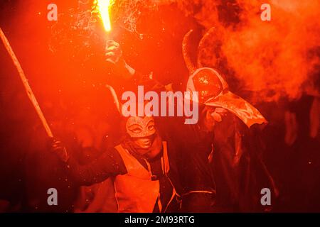 Ferreries, Spagna. 16th Jan, 2023. Un membro del 'Myotragus de Ferreries' illumina un flare bengala durante i 'correfocs' alla vigilia di Sant'Antonio. Credit: Matthias Oesterle/Alamy Live News Foto Stock