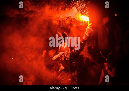 Ferreries, Spagna. 16th Jan, 2023. Un membro del 'Myotragus de Ferreries' illumina un flare bengala durante i 'correfocs' alla vigilia di Sant'Antonio. Credit: Matthias Oesterle/Alamy Live News Foto Stock