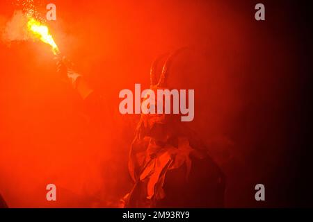 Ferreries, Spagna. 16th Jan, 2023. Un membro del 'Myotragus de Ferreries' illumina un flare bengala durante i 'correfocs' alla vigilia di Sant'Antonio. Credit: Matthias Oesterle/Alamy Live News Foto Stock