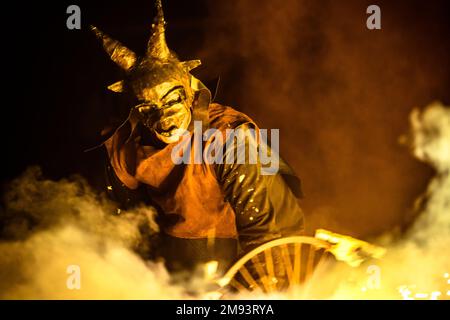 Ferreries, Spagna. 16th Jan, 2023. Un membro di 'Myotragus de Ferreries' mette in scena i suoi fuochi d'artificio tra una folla di spettatori alla vigilia di Sant'Antonio. Credit: Matthias Oesterle/Alamy Live News Foto Stock