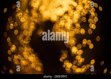 Ferreries, Spagna. 16th Jan, 2023. Un membro di 'Myotragus de Ferreries' mette in scena i suoi fuochi d'artificio tra una folla di spettatori alla vigilia di Sant'Antonio. Credit: Matthias Oesterle/Alamy Live News Foto Stock