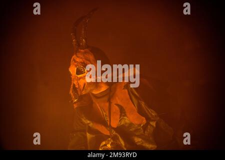 Ferreries, Spagna. 16th Jan, 2023. Un membro di 'Myotragus de Ferreries' mette in scena i suoi fuochi d'artificio tra una folla di spettatori alla vigilia di Sant'Antonio. Credit: Matthias Oesterle/Alamy Live News Foto Stock