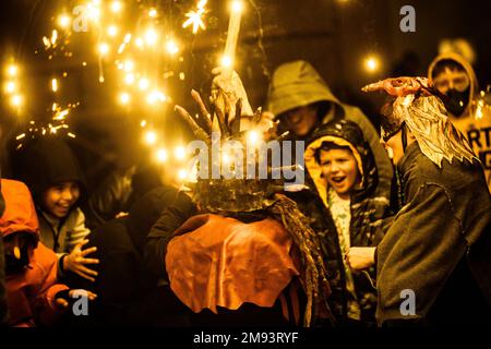 Ferreries, Spagna. 16th Jan, 2023. Un membro di 'Myotragus de Ferreries' mette in scena i suoi fuochi d'artificio tra una folla di spettatori alla vigilia di Sant'Antonio. Credit: Matthias Oesterle/Alamy Live News Foto Stock