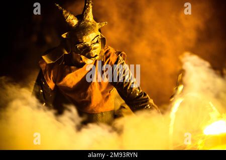 Ferreries, Spagna. 16th Jan, 2023. Un membro di 'Myotragus de Ferreries' mette in scena i suoi fuochi d'artificio tra una folla di spettatori alla vigilia di Sant'Antonio. Credit: Matthias Oesterle/Alamy Live News Foto Stock