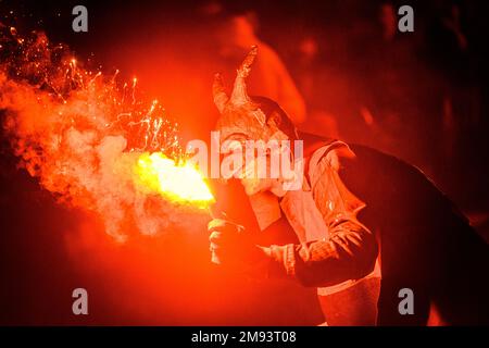 Ferreries, Spagna. 16th Jan, 2023. Un membro del 'Myotragus de Ferreries' illumina un flare bengala durante i 'correfocs' alla vigilia di Sant'Antonio. Credit: Matthias Oesterle/Alamy Live News Foto Stock