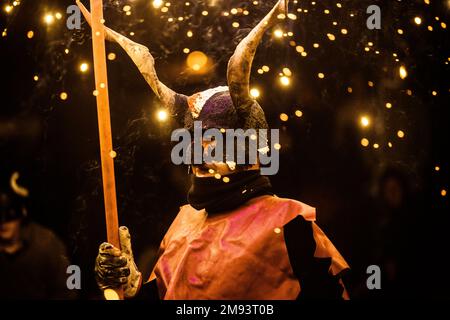 Ferreries, Spagna. 16th Jan, 2023. Un membro di 'Myotragus de Ferreries' mette in scena i suoi fuochi d'artificio tra una folla di spettatori alla vigilia di Sant'Antonio. Credit: Matthias Oesterle/Alamy Live News Foto Stock