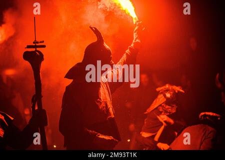 Ferreries, Spagna. 16th Jan, 2023. Un membro del 'Myotragus de Ferreries' illumina un flare bengala durante i 'correfocs' alla vigilia di Sant'Antonio. Credit: Matthias Oesterle/Alamy Live News Foto Stock